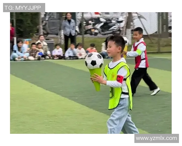 孩子在绿茵场上展现足球明星风采的快乐瞬间分享